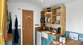 Daisy Shepherds Hut - Image 3