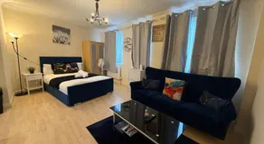 Double bed Quinton ,Studio Fast WiFi,Netflix, No deposit Required - Image 2