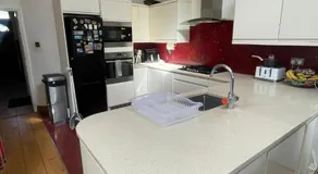 Beautiful double room, mins away from Norbury station - Image 3