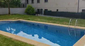 Apartamento con terraza y piscina - Image 5