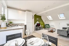 Executive 1 bed apt close to Cardiff city centre FREE parking quiet workspace fast internet - Image 3