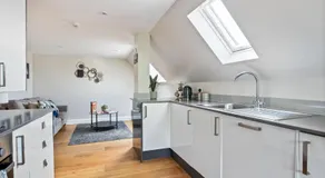 One-bed central retreat in Brockenhurst - Image 5