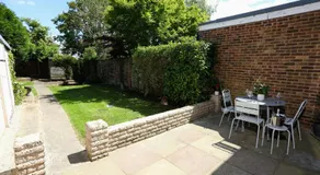 Aisiki Stays Apartments at Hillingdon, 3-Bedroom & 2-Bathroom, Pet-Friendly House with Garden, King or Twin Beds with Free Wi-Fi and Parking Space - Image 5