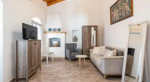 Alicia's Traditional Home In Paradisi - Image 2