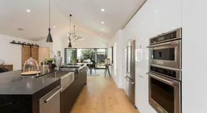 Modern Bungalow with a Pool in Larchmont Village - Image 3