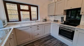 Chimes-Company & Family Stay, 2 Bedroom House with On Street free parking - Image 2
