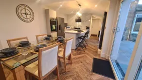 5 Bedrooms Sleeps 10 Full Kitchen Parking - Image 3