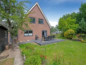 Villa with garden - Image 3