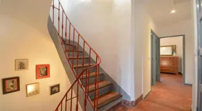 L'Escalier Rouge - Image 5