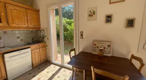 Maison rénovée avec terrasse privative et jardin au centre de Gemenos - Image 4