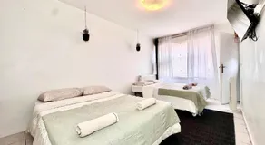 KAALA STAYS - Budget Quadruple Family room 4min walk Metro - Image 2