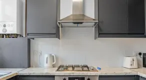 7-Bed Contractor House in Wallasey- free parking - Image 5