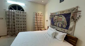 House of Tourists - Image 2