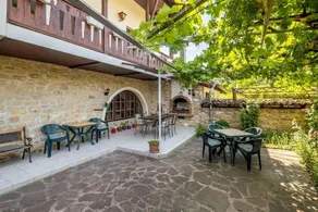 Lovely 5-bed Authentic House in the Arbanasi - Image 3