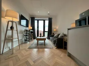 STYLISH 1 BED & PARKING-IDEAL FOR CORPORATE STAYS - Image 2