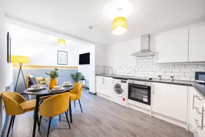 5-Bedroom apartment in Manchester - all en-suite bathrooms - sleeps 10 - free parking - Image 4