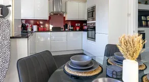 Cranberry House Stylish 3BR, 7 Guests Contractor with Cinema Room Near JLR NEC and Airport - Image 2