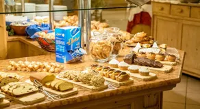 Leres Pastry Hotel - Image 2