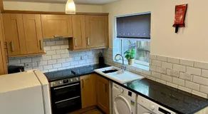 Great Parking and Spacious 3 Bedroom Home Andover - Image 5