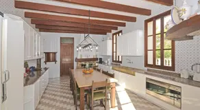 Spacieuse villa entièrement équipée avec terrasse, barbecue et piscine | Vue jardin - Image 4