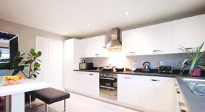 HEYHOO The Lawnswood - Spacious Holiday Home With Free Parking - Perfect for Co-op Live & Etihad Stadium - Image 2