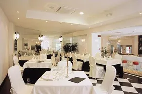 M Glamour Hotel - Image 5