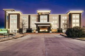 La Quinta Inn & Suites by Wyndham Starkville at MSU - Image 2
