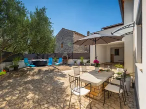 Adorable home with private garden and bubble bath - Image 4