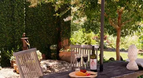 Tranquil, spacious and private garden retreat - Image 4