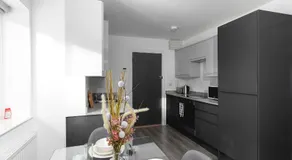 Modern Spacious 1Bed with Allocated Parking, Fast Wi-Fi, Private Garden, and Fast Access to Train and Bus Stations - Image 2