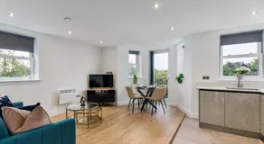 Luxury 2-Bedroom Apartment, Leatherhead, Sleeps 4 - Image 2