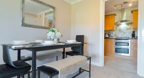 Trendy Central Apartment with Free Parking - Perfect for Contractors and Families - Image 2