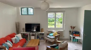 Hébergement TRAVAILLEURS Avec Clim réversible , Wifi satellite , TV 55 pouces Netflix, Prime, Disney, très grand Parking, 80 m2, 4 à 5 personnes - Image 2