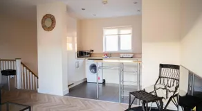 'Nomadic Nest' 2-Bed Executive Coach House + Free Parking! - Image 3