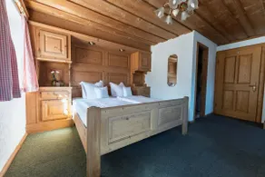 Family room with balcony - Image 2