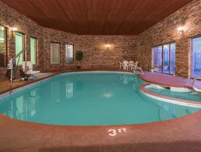 Travelodge by Wyndham Airport Platte City - Image 2
