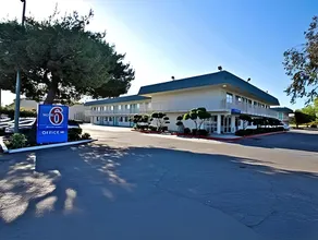 Super 8 by Wyndham Tracy - Image 2