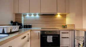 'Nomadic Nest' 2-Bed Executive Coach House + Free Parking! - Image 5