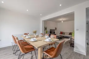 Chic and Comfy 4 Bedroom Stay Baylis Road - Image 2