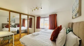 Entire Home Near Gatwick with Free Parking - Image 2