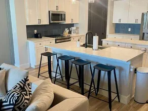 Loop, New Luxurious Large 3BR House, Sleeps 11 with Free Parking - Image 5