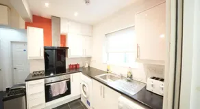 Private on suites- Private Bathroom every room-1 Bus to Heathrow Airport - Image 3