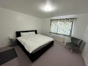 Spacious & Lovely 4 Bedroom Home in Manchester - Image 2
