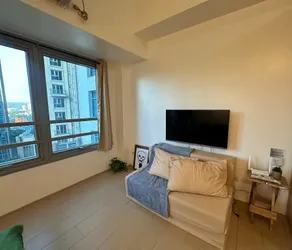 Spacious 100+Mbps Wifi + Free Pool Use in Eastwood - Image 4