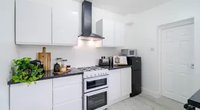 Spacious 3-Bedroom House in St Helens by Eason Stays, Ideal for Families & Business Travellers with Free Parking - Image 5
