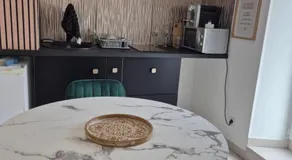 La longère du Moulin, logement T2 indépendant tout équipé avec cuisine, parking individuel avec portail, salon de jardin, belle grande chambre - Image 5