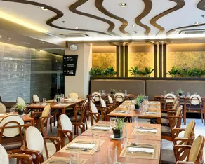 Home Crest Hotel - Image 2