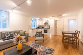 Elegant 1BR Cannon Street Flat in Historic London - Image 2