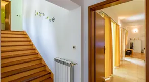 Grand logement convivial et familial avec jardin, terrasse et barbecue | Vue piscine | Avec animaux acceptés - Image 4