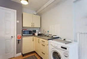 Shirley Apartments, Cozy Studio, Self Check in, 10 min Drive to City Centre, Walking to Redbridge Train Station - Image 4